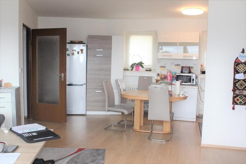 Zentral gelegene Eigentumswohnung mit Loggia und Einbauküche zimmer