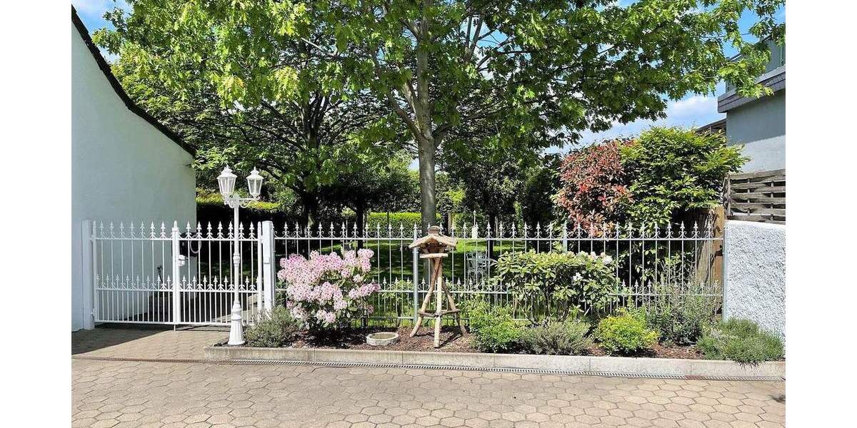 Wohnen und Arbeiten: Stilvolles Mehrfamilien- und Geschäftshaus mit großem Garten. 1 zimmer