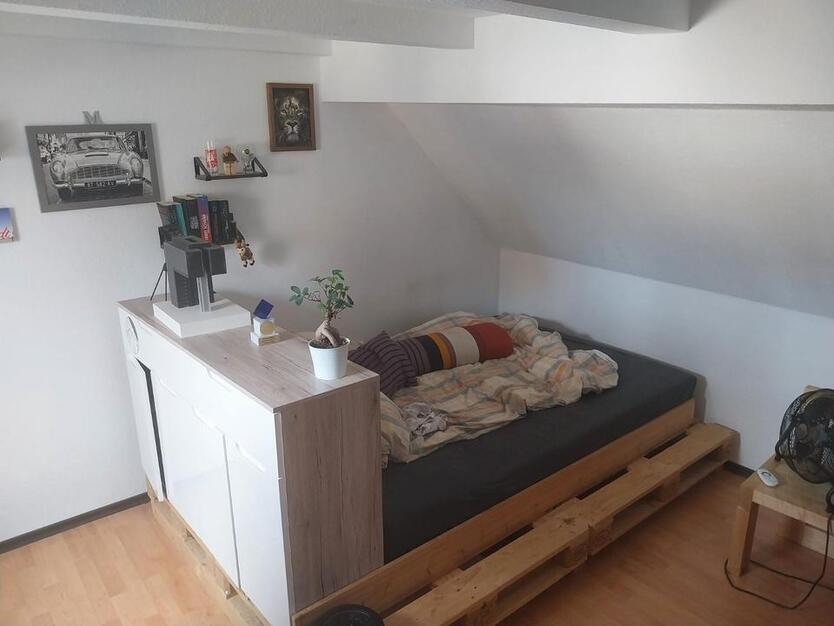 Schöne helle Dachgeschoßwohnung mit guter Anbindung