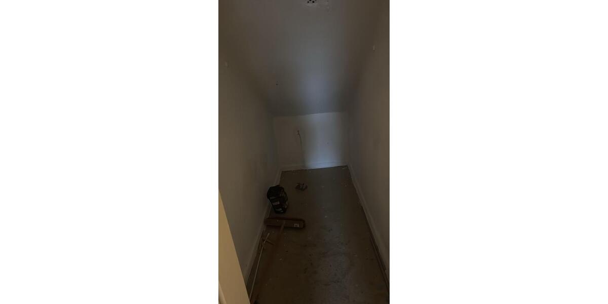 Zentrale Dachgeschoss Wohnung zu Vermieten-WG geeignet 3 zimmer