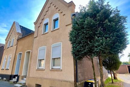 Top gepflegte Doppelhaushälfte mit ausgebautem Dachboden & Keller zimmer