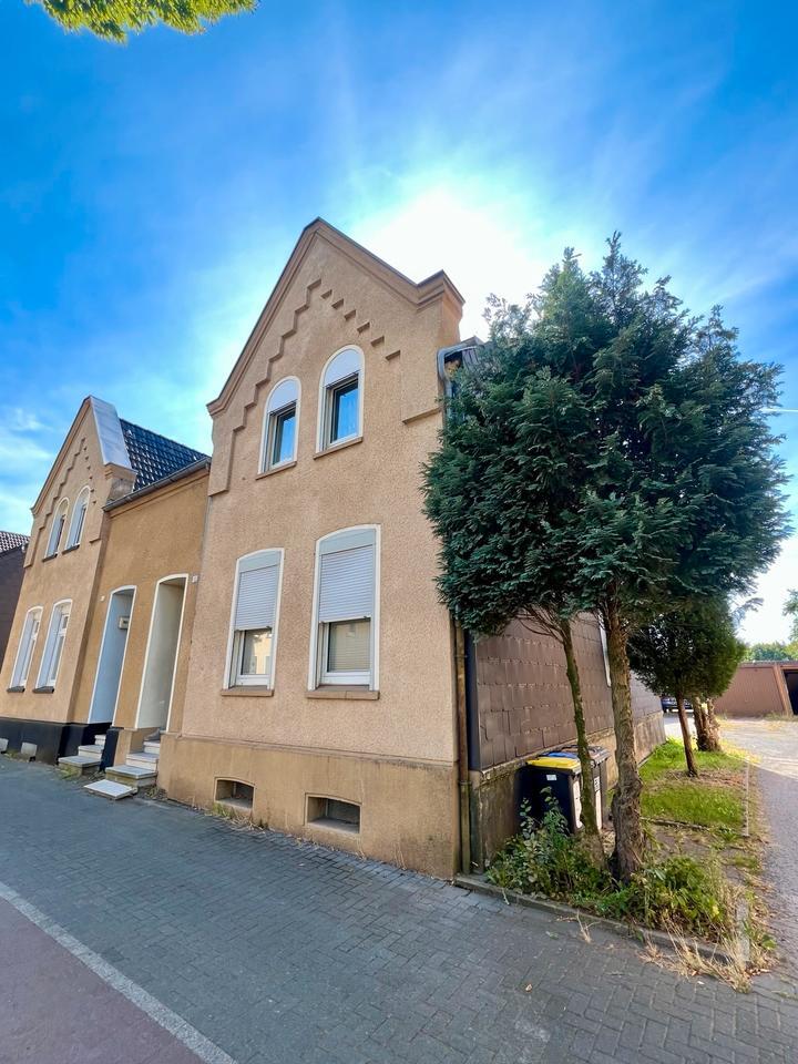 Top gepflegte Doppelhaushälfte mit ausgebautem Dachboden & Keller zimmer