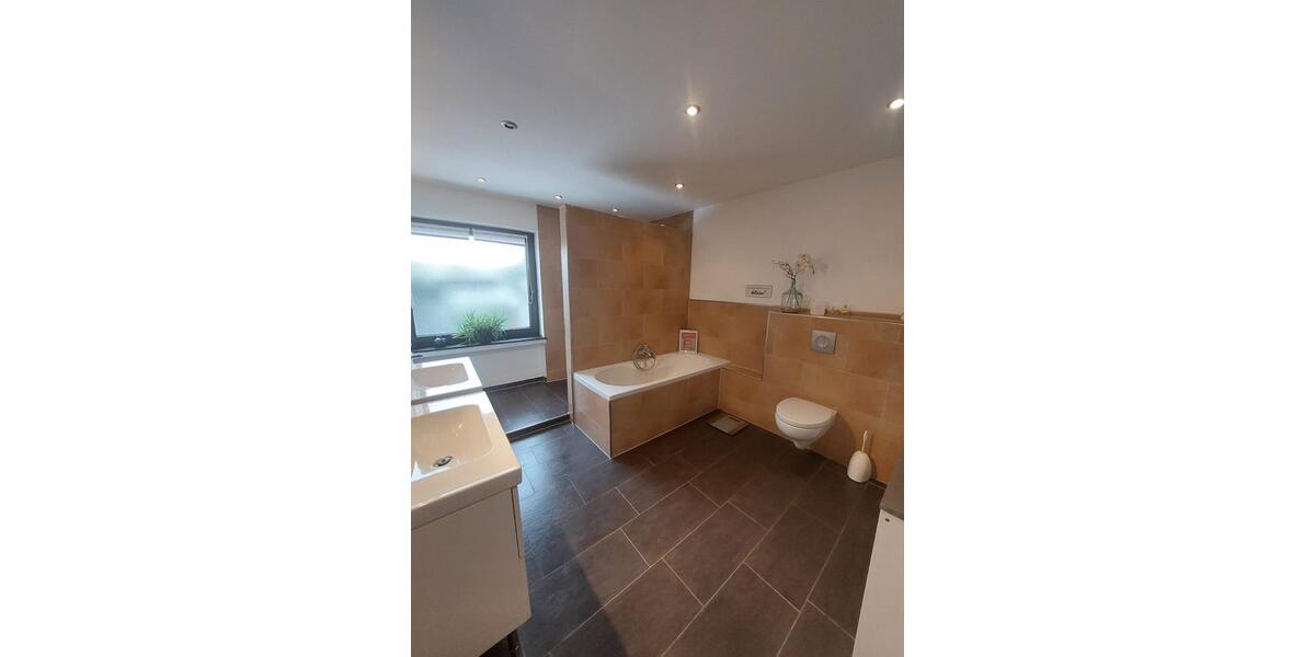 Reihenhaus Hünxe - 6.5 Zimmer, 250 m&sup2;, 2.200&euro; | Angebot:25129233