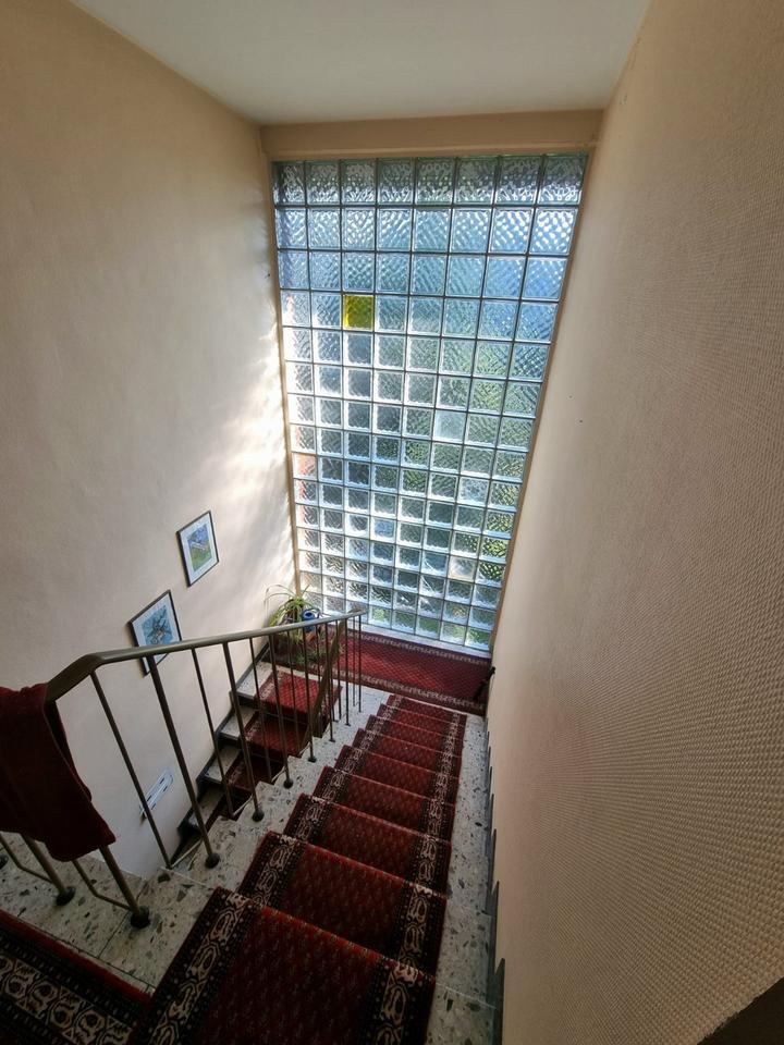 Wohnhaus mit aktuell zwei Wohnungen, einem Gästezimmer und Keller zimmer