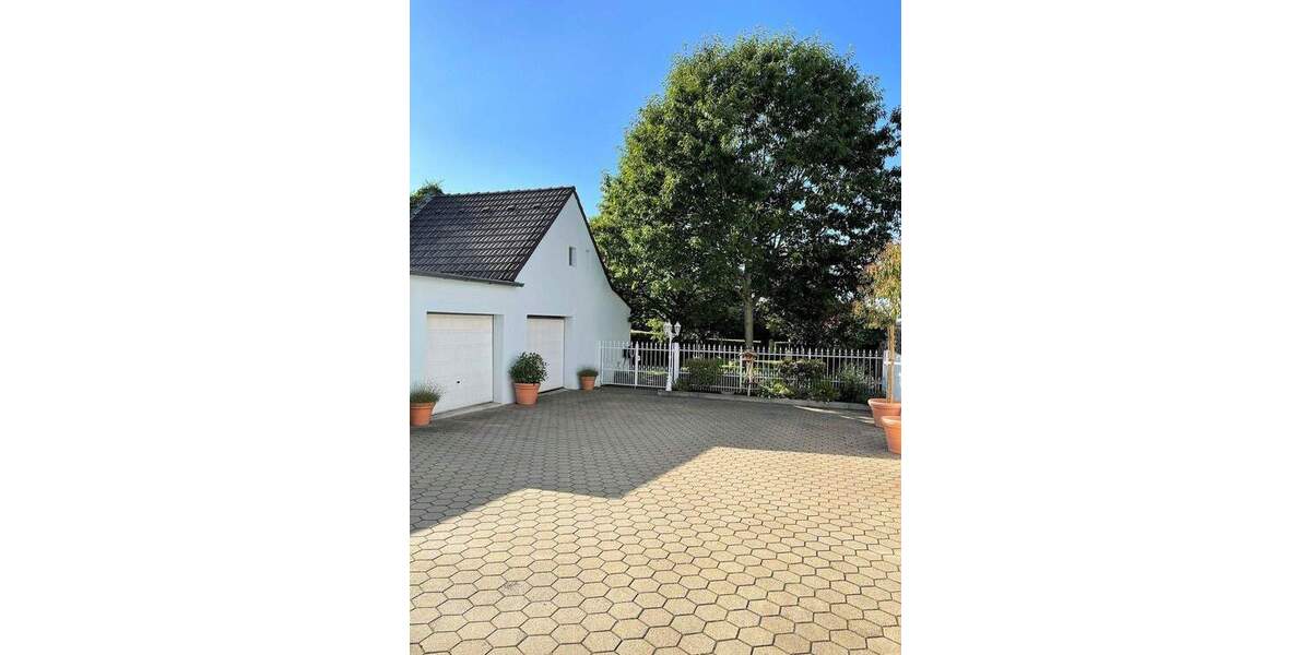 Wohnen und Arbeiten: Stilvolles Mehrfamilien- und Geschäftshaus mit großem Garten. 1 zimmer