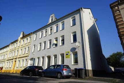 Mehrfamilienhaus mit einer 95 m² freien, renovierungsbedürftigen Wohnung .