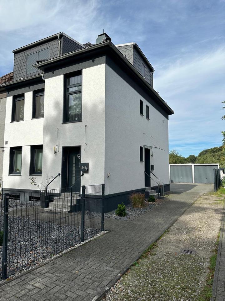 2 Familienhaus mit großen Garten und Grundstück zimmer