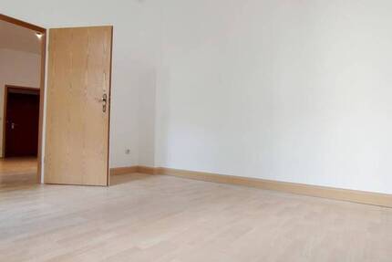 Helle neurenovierte SingleWohnung mit offene Wohnküche im ruhigen Haus mit freundlichen Nachbarn!