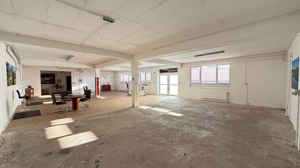 Wohnen & Arbeiten vereint: Einfamilienhaus mit vielseitig nutzbarer Halle, zwei Lagerflächen und drei Garagen zimmer