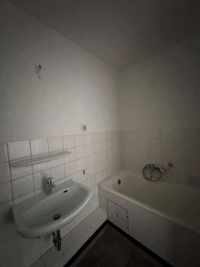 Frisch Renovierte 2-Zimmer Wohnung mit Stellplatz zu vermieten zimmer