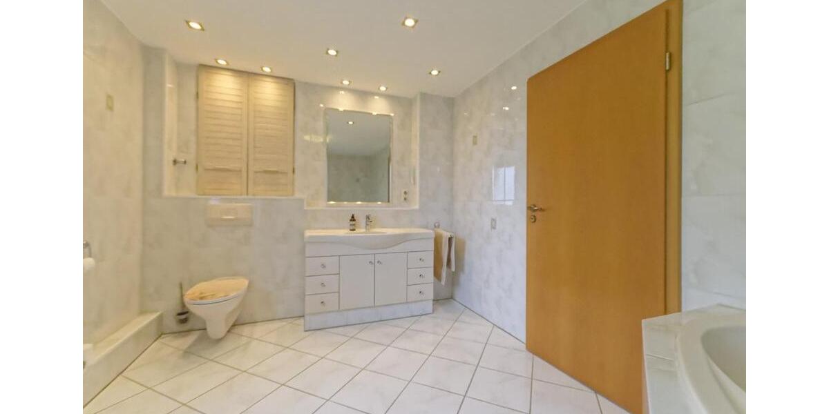 Dachgeschoßwohnung Oberhausen Biefang - 4 Zimmer, 96 m&sup2;, 239.000&euro; | Angebot:26940519