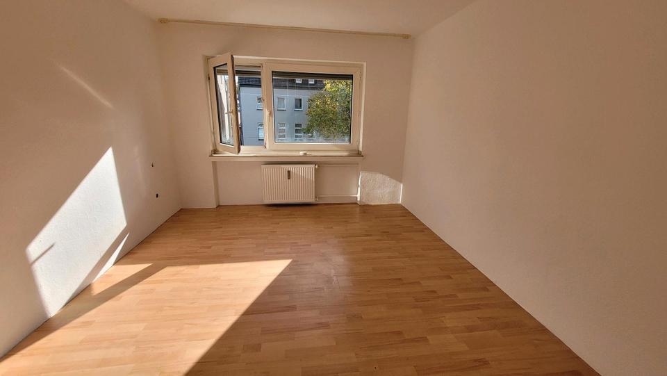 helle 2,5 Raum Eigentumswohnung mit Balkon in Günnigfeld zimmer