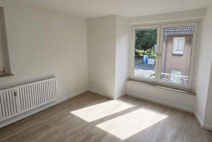 Erstbezug nach Renovierung! 3 helle Zimmer, neues Bad mit Fenster, neuer Boden, offener Kochbereich 3 zimmer