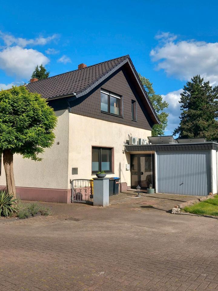 Doppelhaushälfte mit Garage und Garten