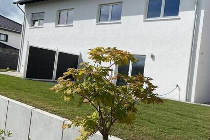 Exklusive, großzügige Doppelhaushälfte in herrlicher Wohngegend mit Burgblick