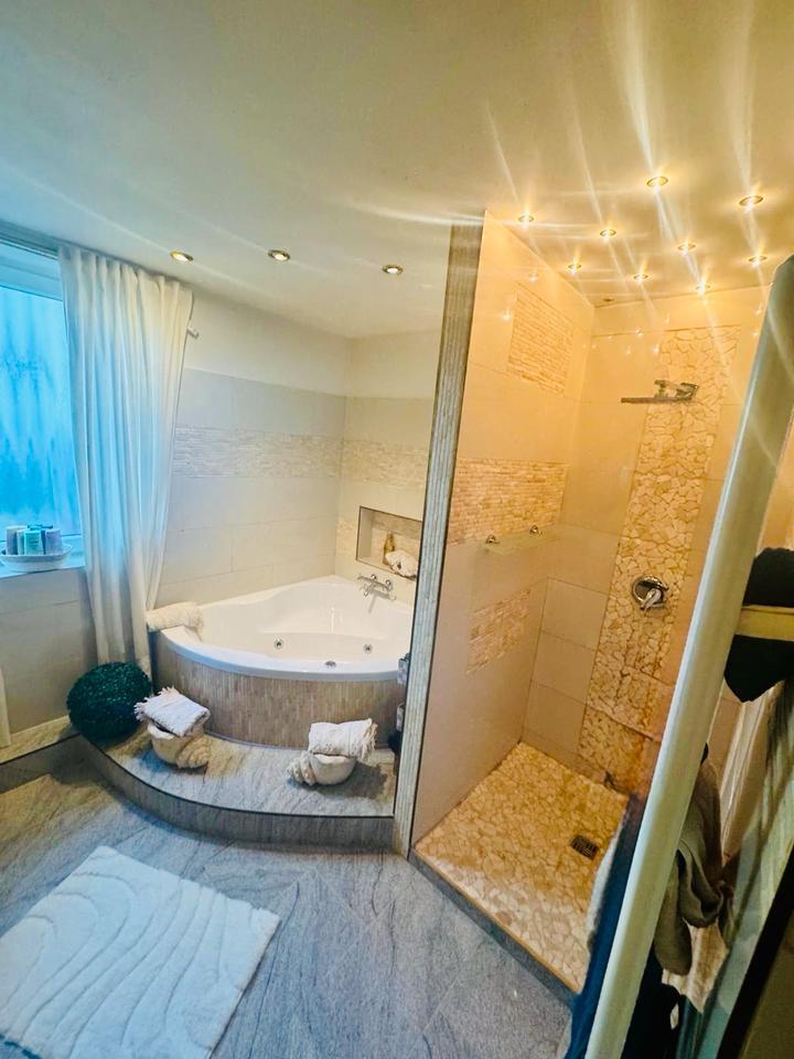 Attraktives Immobilienangebot: Mehrfamilienhaus + Einfamilienhaus zimmer