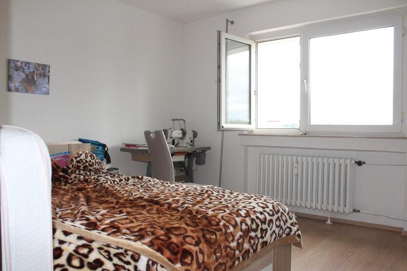 Zentral gelegene Eigentumswohnung mit Loggia und Einbauküche zimmer