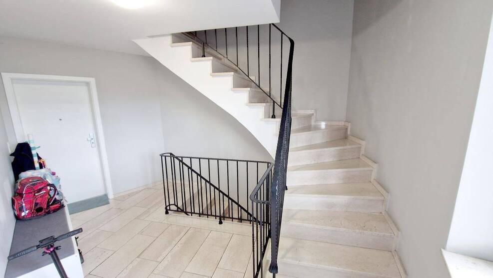 Moderne Wohnung mit Dachterrasse in einem Vierfamilienhaus. 3 zimmer