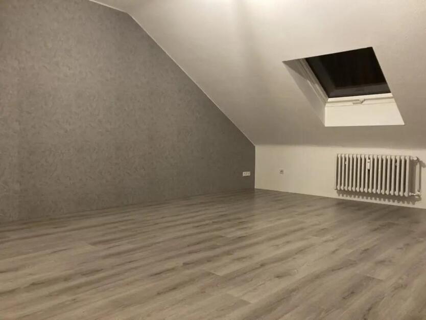 2,5-Zimmer-Dachgeschosswohnung zzgl. Kfz-Stellplatz ab 01.01.2026 zimmer