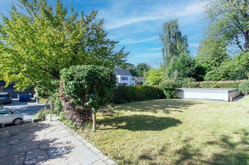 Blömker! Freistehendes Einfamilienhaus mit traumhaften Garten und zwei Garagen am Wittringer Wald! 4 zimmer
