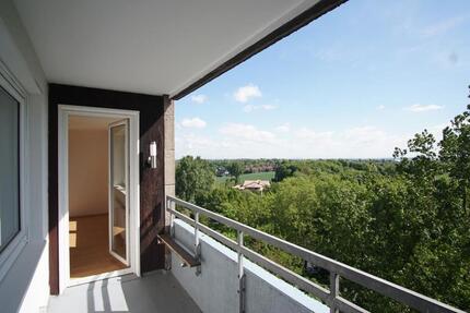 ~Helle Wohnung im Hochhaus mit Aufzug und Balkon – ideal für bis zu 4 Personen~ zimmer