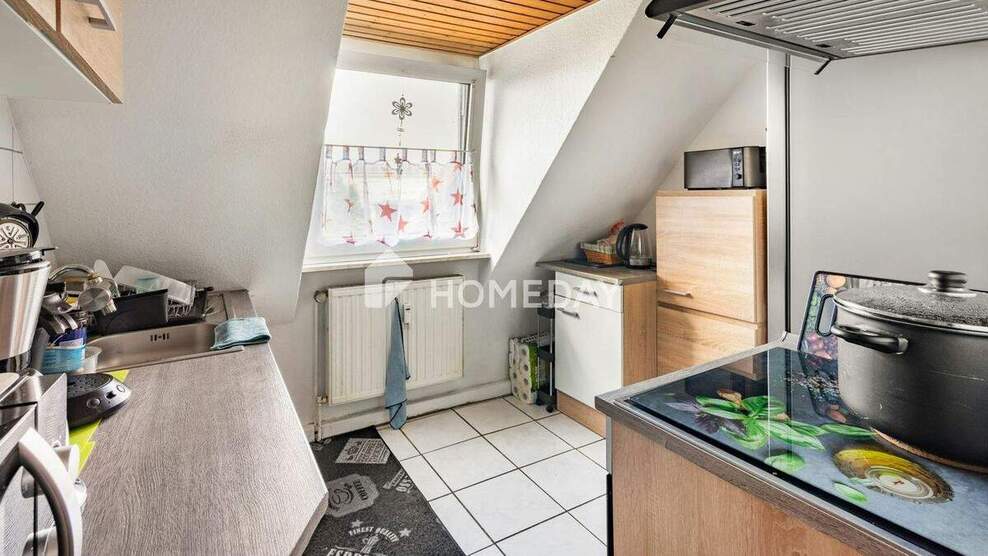 Charmante Dachgeschosswohnung mit 4 Zimmern, Innenhof und Stellplatz 4 zimmer