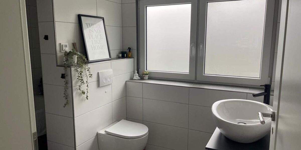 Luxuriöse, kernsanierte Wohnung mit Hauscharakter, Garage, besonderem Gartenanteil & eigenem Eingang 3 zimmer