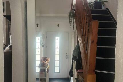 Reihenmittelhaus -modernisiert, gemütlich, mit Garten und Garagen 3 zimmer