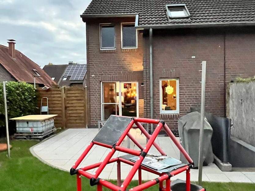 Moderne Doppelhaushälfte in verkehrsberuhigter Wohnlage 5 zimmer