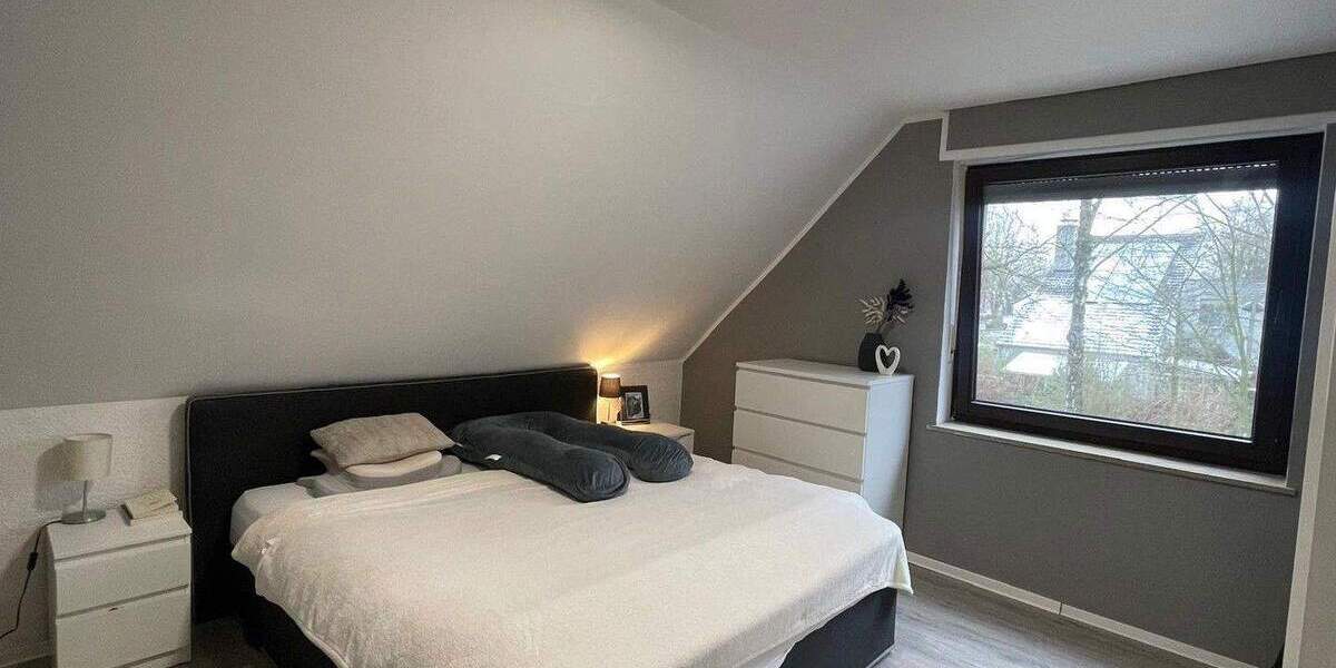 Luxuriöse, kernsanierte Wohnung mit Hauscharakter, Garage, besonderem Gartenanteil & eigenem Eingang 3 zimmer