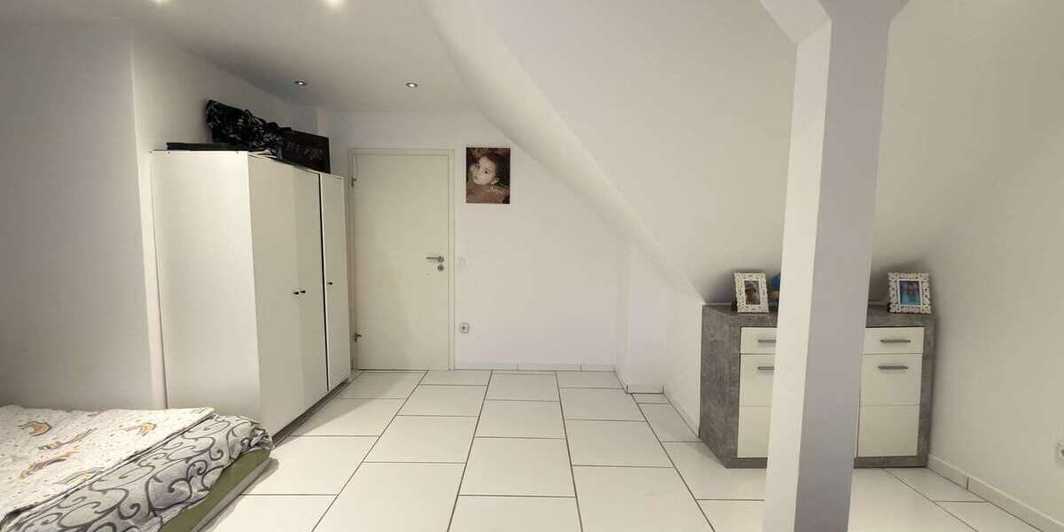 Modernisiertes 3-Parteienhaus mit Maisonette und Gartenanteil nahe Centro - Mehrfamilienhaus, Wohnhaus Oberhausen Osterfeld | Angebot:26835909