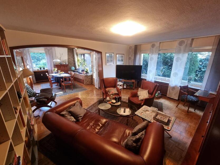 Wohnhaus mit aktuell zwei Wohnungen, einem Gästezimmer und Keller zimmer