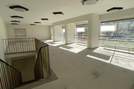 vielseitig nutzbare Gewerbefläche mit großer Fensterfront zimmer
