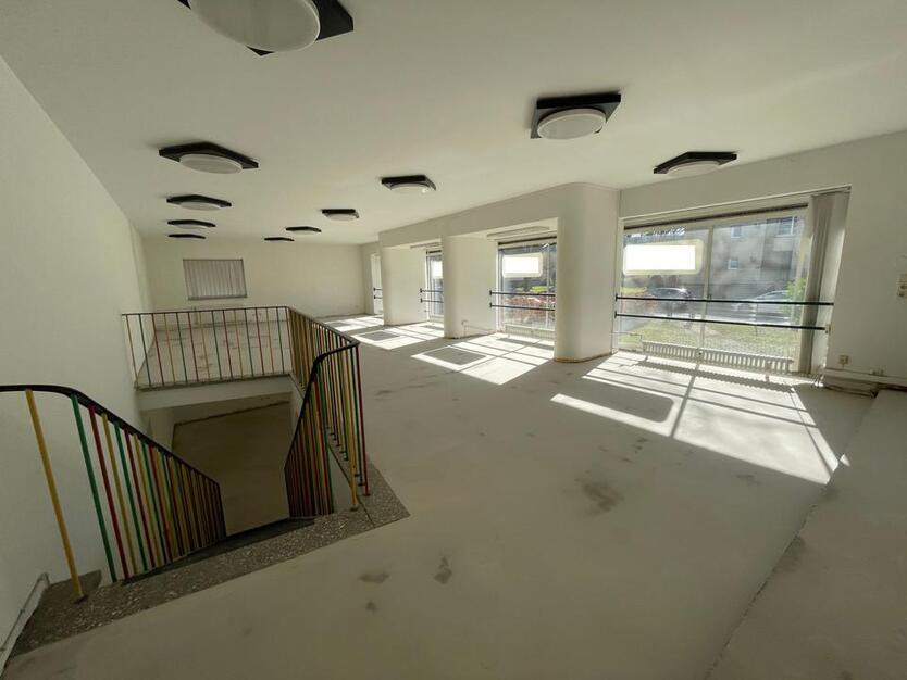 vielseitig nutzbare Gewerbefläche mit großer Fensterfront zimmer