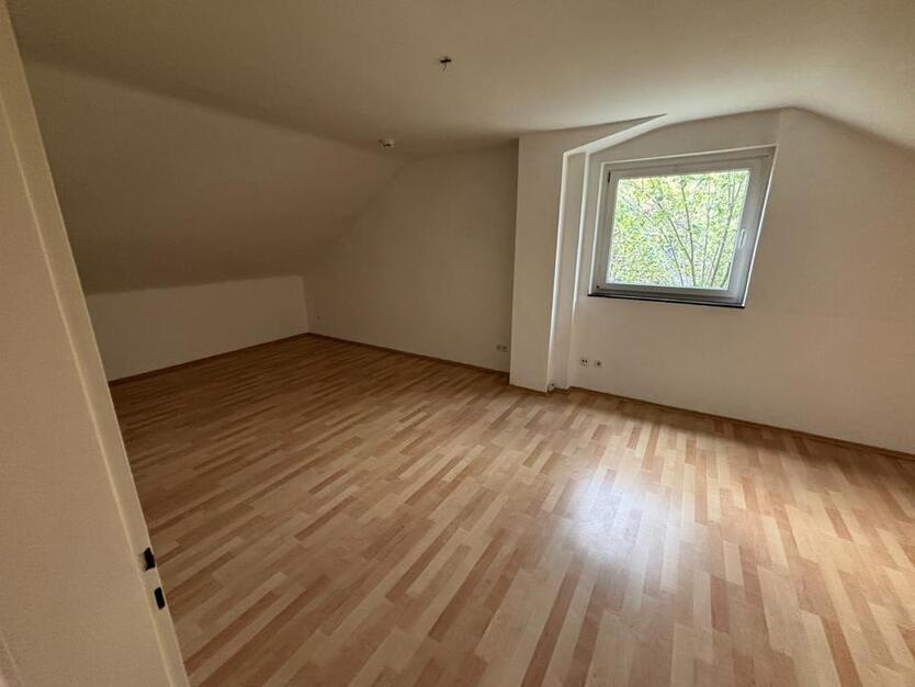 Zwei Zimmer- Wohnung im Dachgeschoss zimmer