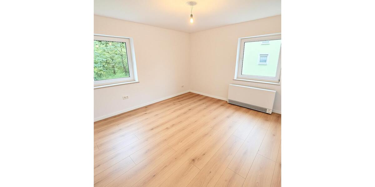 **Frisch renoviert: +neuer Laminat +weiße Wände +neues Tageslichtbad +gemütlich** 2 zimmer