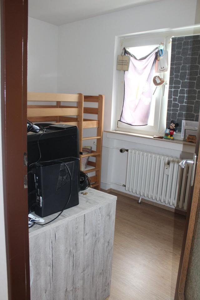 Zentral gelegene Eigentumswohnung mit Loggia und Einbauküche zimmer