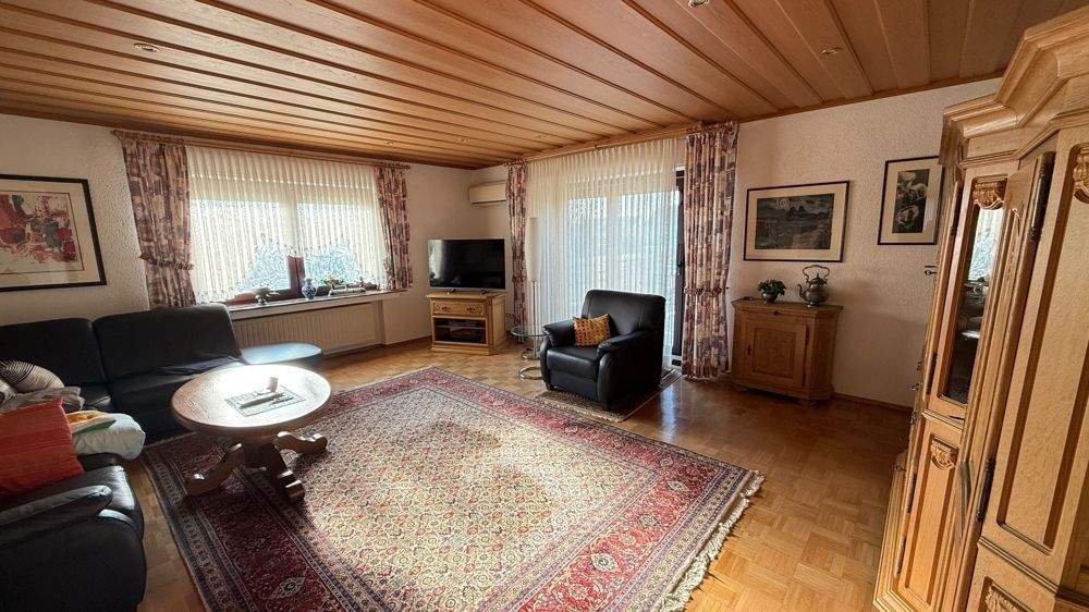 Wohnen & Arbeiten vereint: Einfamilienhaus mit vielseitig nutzbarer Halle, zwei Lagerflächen und drei Garagen zimmer