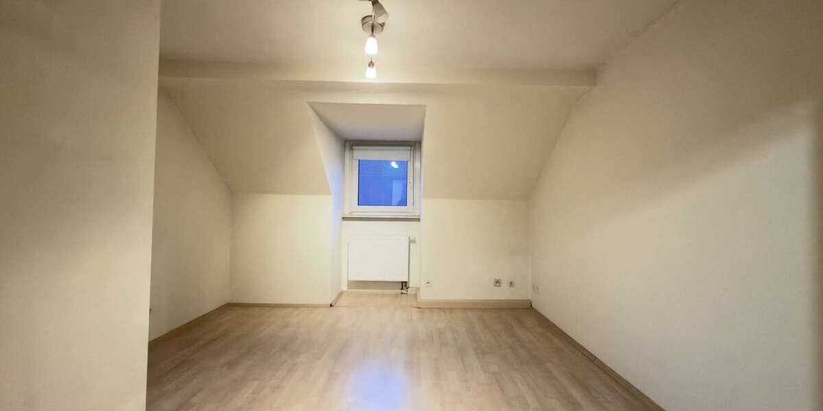 Gepflegte 3,5-Zimmer-Dachgeschosswohnung mit Einbauküche und Garage - Dachgeschoßwohnung Gelsenkirchen Gelsenkirchen-Mitte | Angebot:24740235