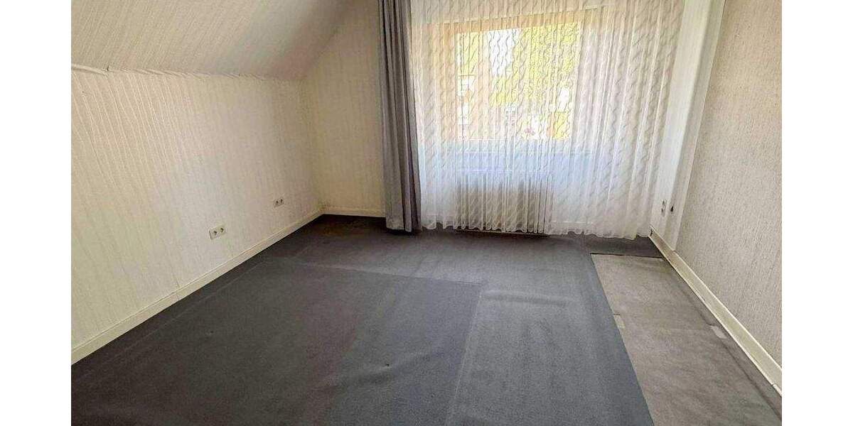 GEPFLEGTE DOPPELHAUSHÄLFTE MIT GARAGEN AUF GROßEM GRUNDSTÜCK IN DER MENGEDER HEIDE 6 zimmer