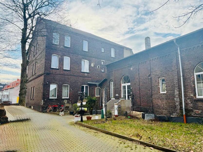 Attraktives Immobilienangebot: Mehrfamilienhaus + Einfamilienhaus zimmer