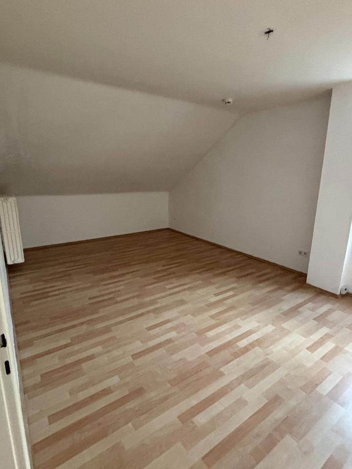 Zwei Zimmer- Wohnung im Dachgeschoss zimmer