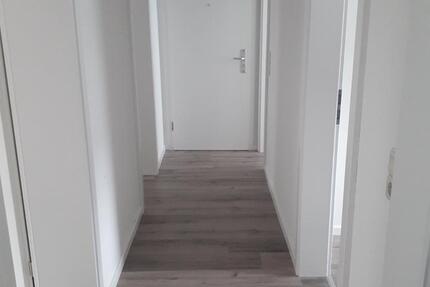 Renovierte, helle EG-Wohnung 65m² mit Balkon in gepfl. 6-Fam.haus