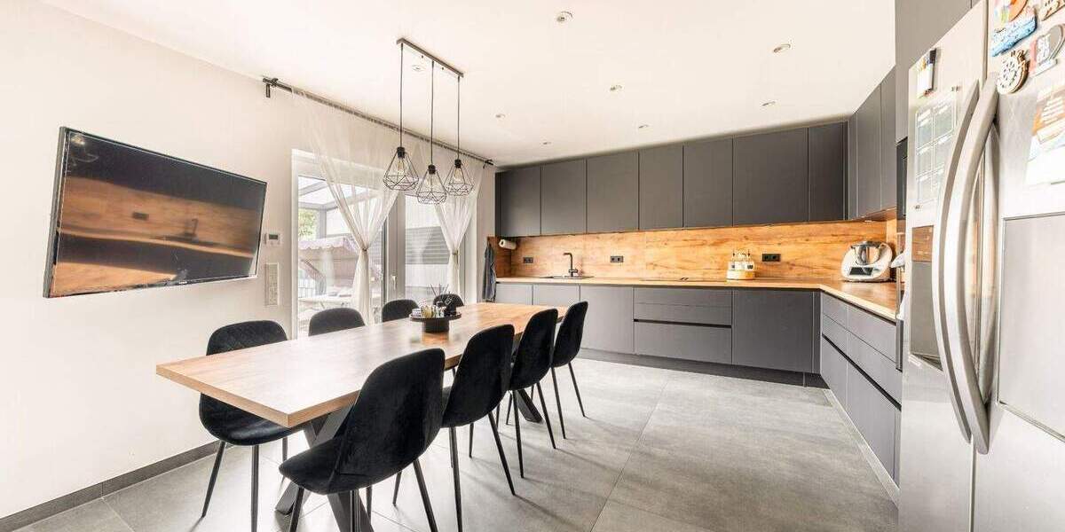 NEUWERTIG & Familiengerecht: Kernsanierte DHH (2024) mit riesigem Grundstück 4 zimmer