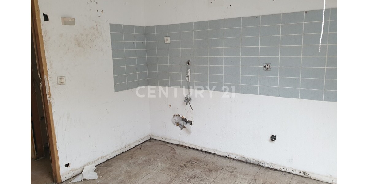 *Renovierungsobjekt* - Kapitalanlage mit Potenzial: Dachgeschosswohnung in begehrter Wohngegend 2 zimmer