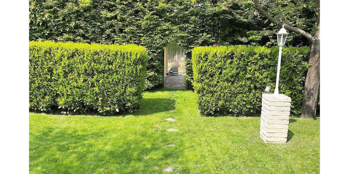 Wohnen und Arbeiten: Stilvolles Mehrfamilien- und Geschäftshaus mit großem Garten. 1 zimmer