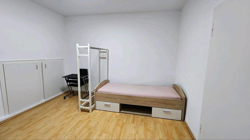Dachgeschoßwohnung Essen Stadtbezirk III - 4 Zimmer, 90 m&sup2;, 900&euro; | Angebot:26052846