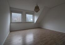 Charmante Dachgeschoßwohnung mit großem Balkon und Garage in Obe